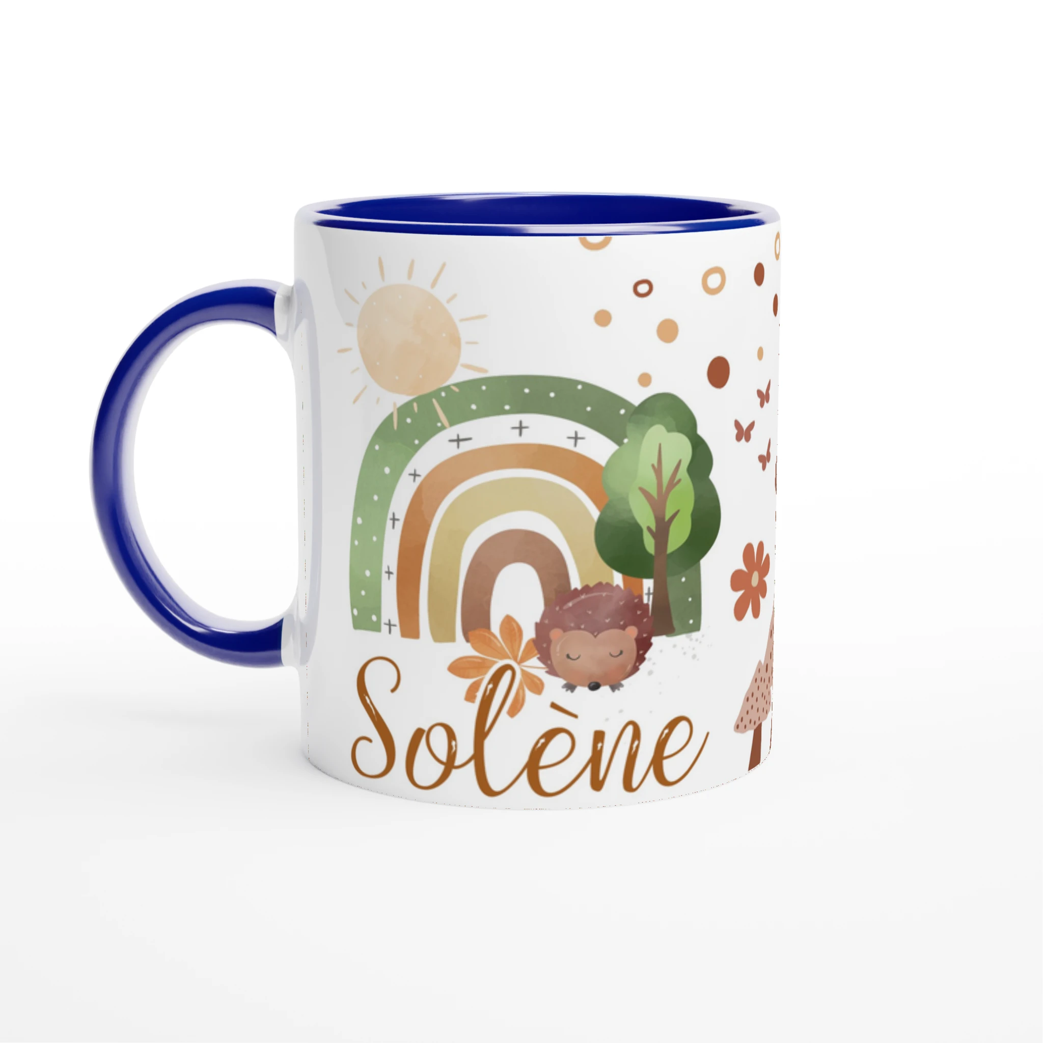 Mug personnalisé avec arc-en-ciel et soleil doré, intérieur bleu, parfait pour un cadeau inspiré de la nature.