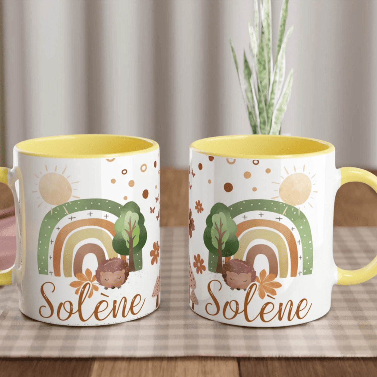 Mug personnalisé avec hérisson et paysage boho en tons naturels, intérieur jaune, parfait pour un cadeau lumineux et apaisant.