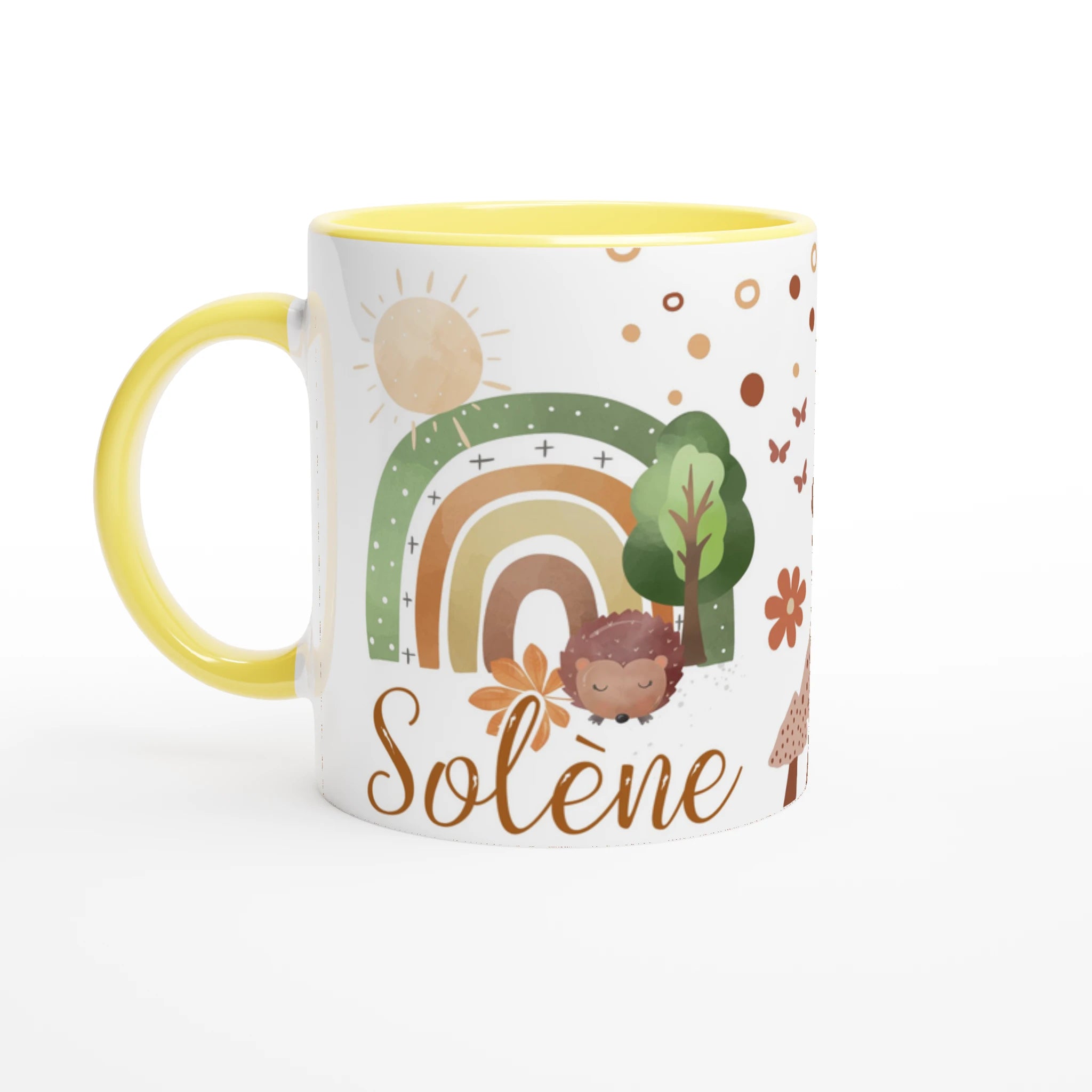 Mug personnalisé avec hérisson et paysage boho en tons naturels, intérieur jaune, parfait pour un cadeau lumineux et apaisant.