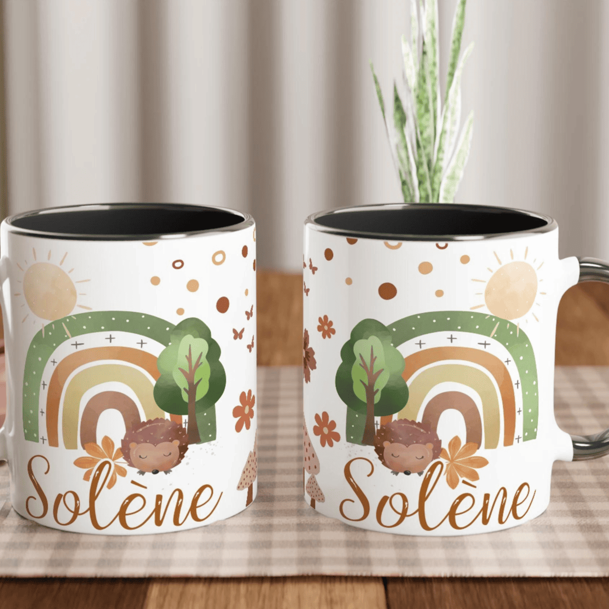 Mug personnalisé avec illustration bohème et décor naturel, intérieur noir, pour une touche chic et épurée.