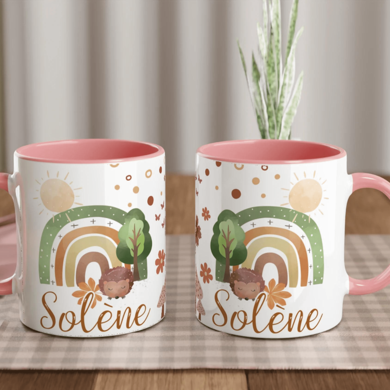 Tasse personnalisée avec arc-en-ciel automnal et éléments de la forêt, intérieur rose, idéale pour un cadeau tendre et bohème.