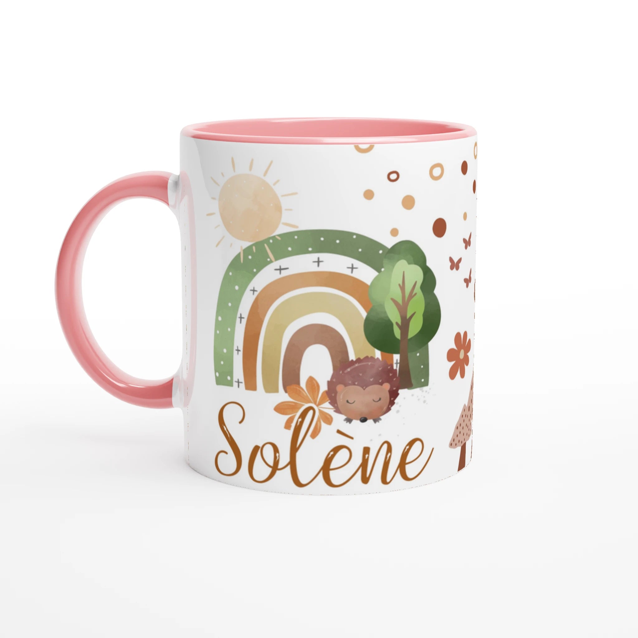 Tasse personnalisée avec arc-en-ciel automnal et éléments de la forêt, intérieur rose, idéale pour un cadeau tendre et bohème.