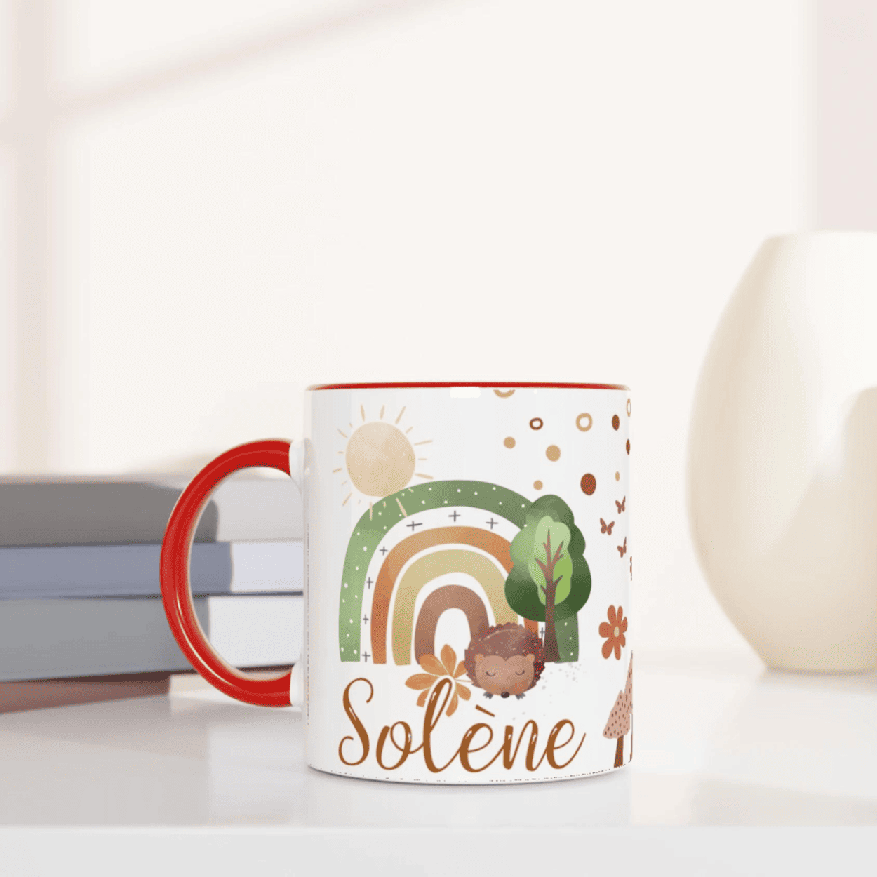 Mug personnalisé avec arc-en-ciel en tons terreux et hérisson mignon, intérieur rouge, parfait pour un cadeau bohème et unique.