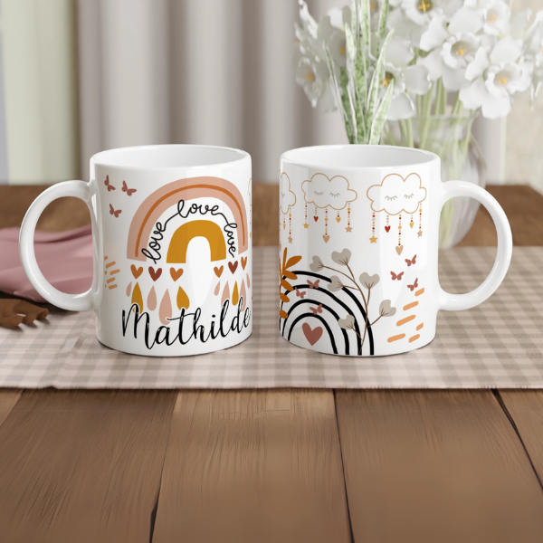 Mug personnalisé tout blanc avec arc-en-ciel bohème et message "love", idéal pour un cadeau chaleureux et inspirant.