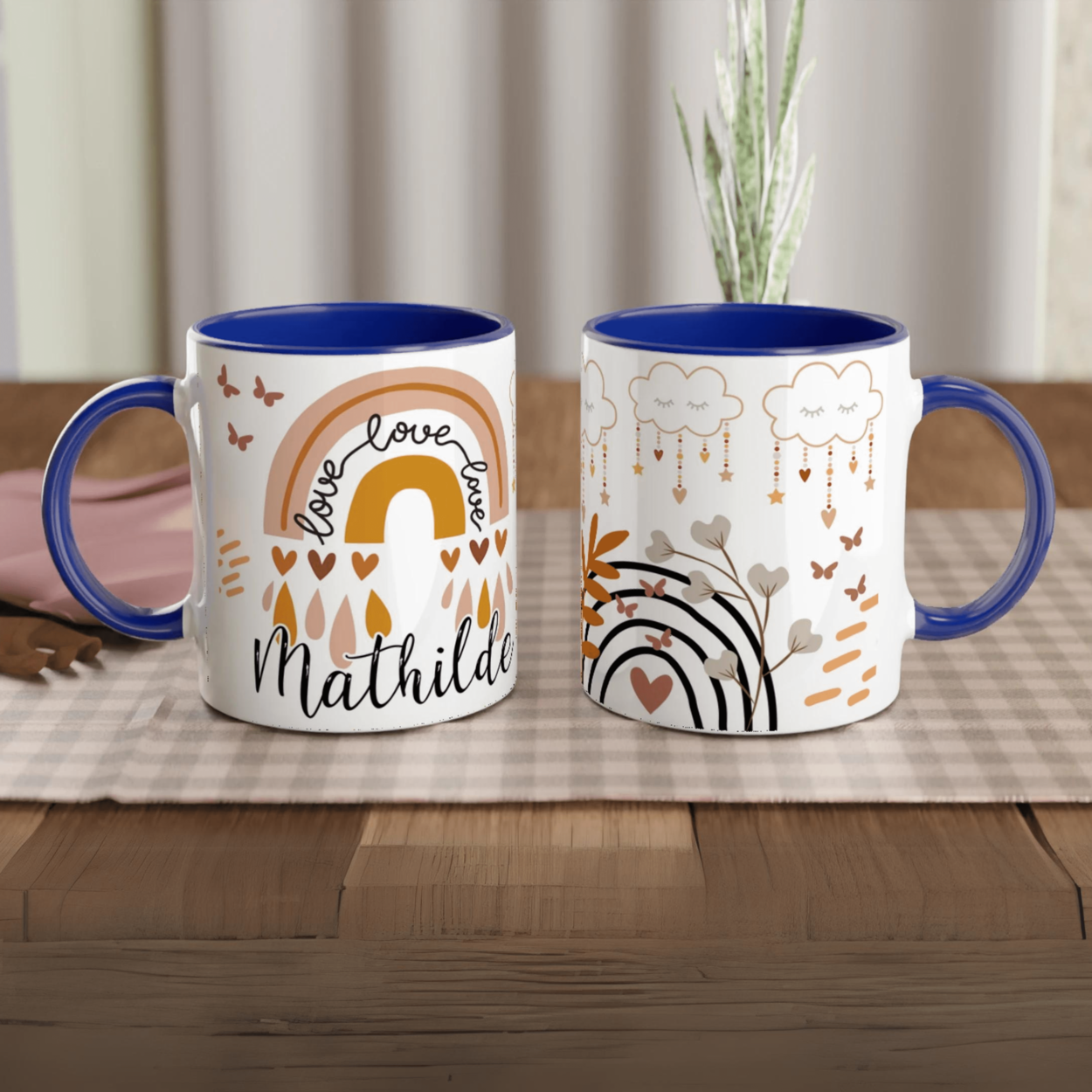 Mug personnalisé avec motifs bohèmes et ciel étoilé, intérieur bleu, parfait pour une décoration douce et poétique.