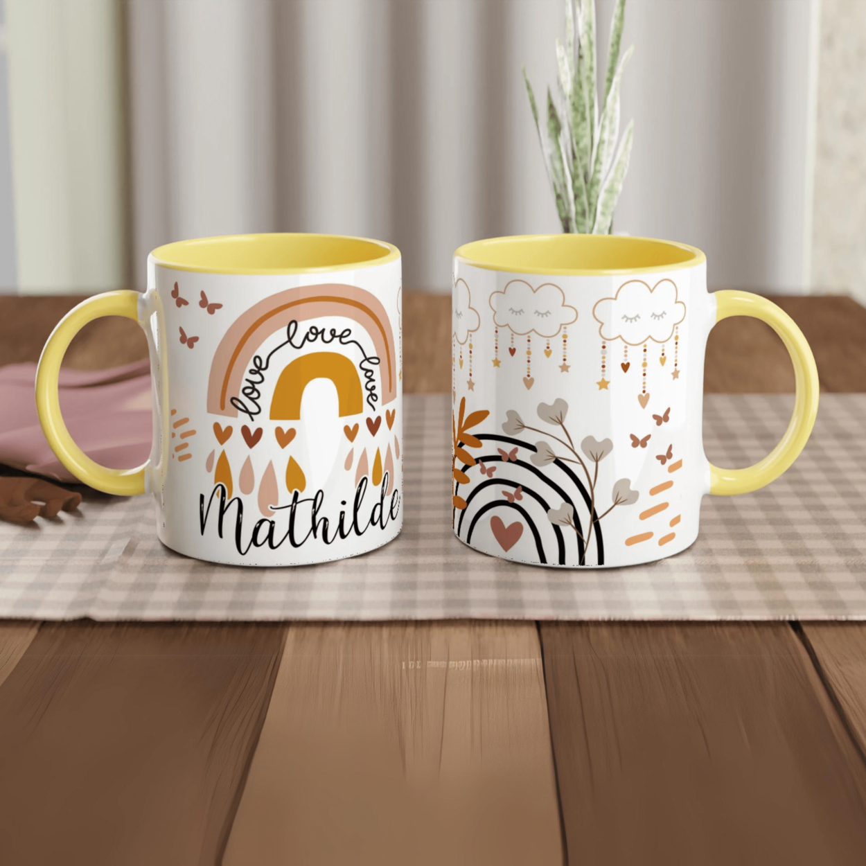 Mug personnalisé avec arc-en-ciel et gouttes de pluie dorées, intérieur jaune, parfait pour un cadeau lumineux et optimiste.