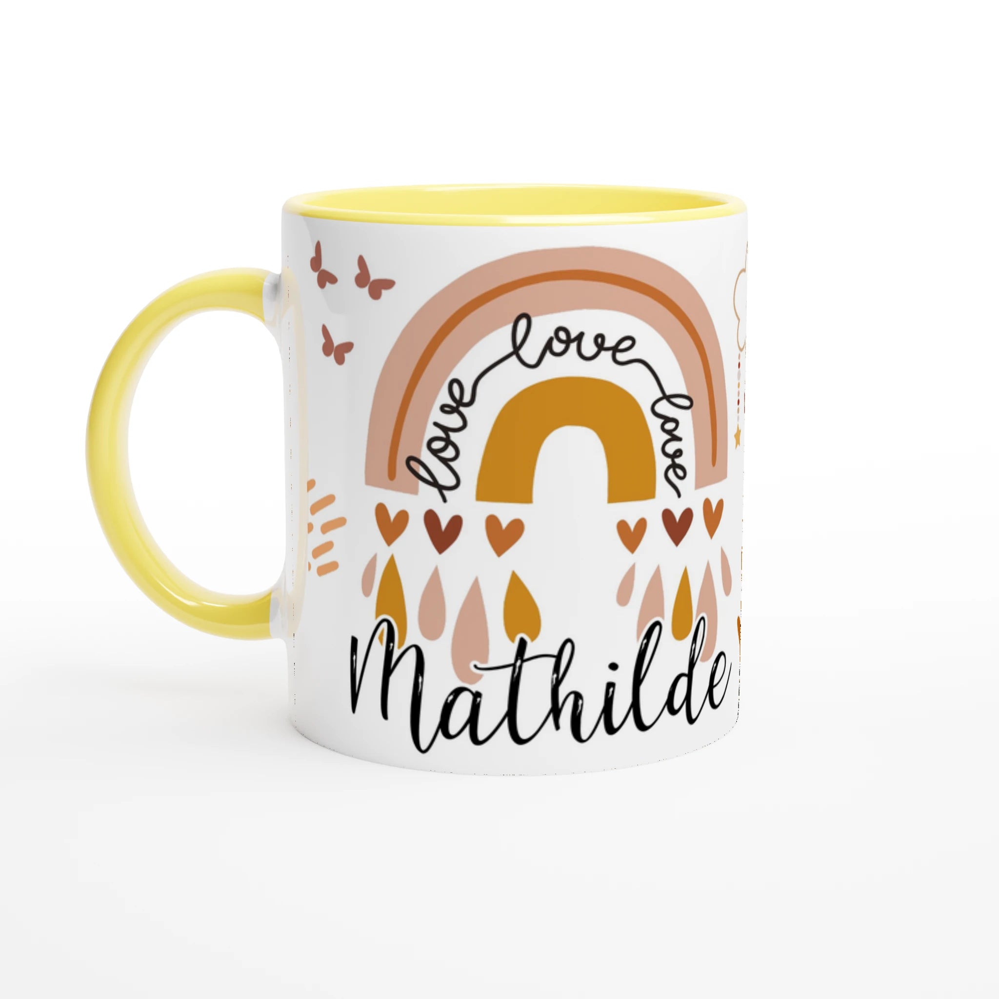 Mug personnalisé avec arc-en-ciel et gouttes de pluie dorées, intérieur jaune, parfait pour un cadeau lumineux et optimiste.