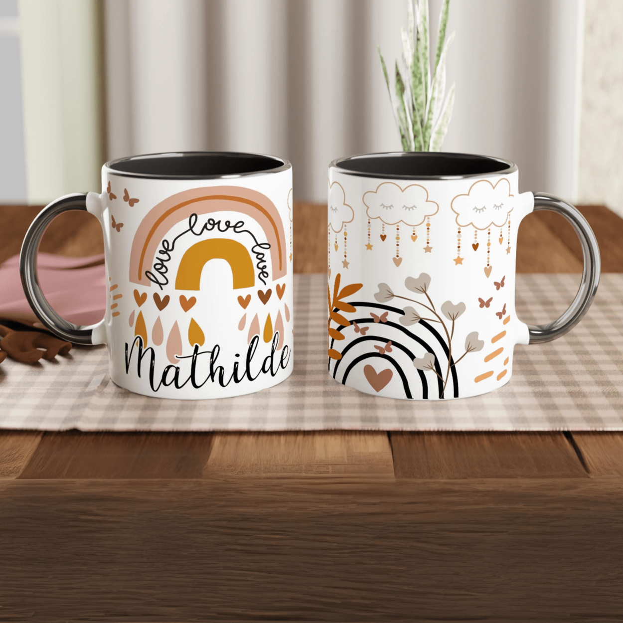 Mug personnalisé avec illustration arc-en-ciel artistique et détails élégants, intérieur noir, pour une touche moderne et raffinée.