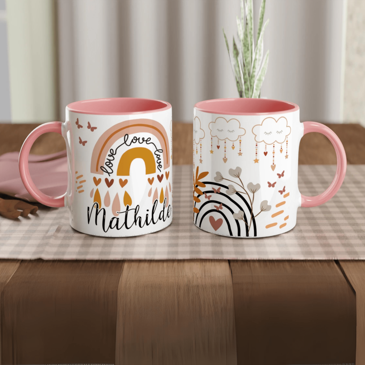 Tasse personnalisée avec nuages bohèmes et message d’amour, intérieur rose, idéale pour un cadeau tendre et romantique.