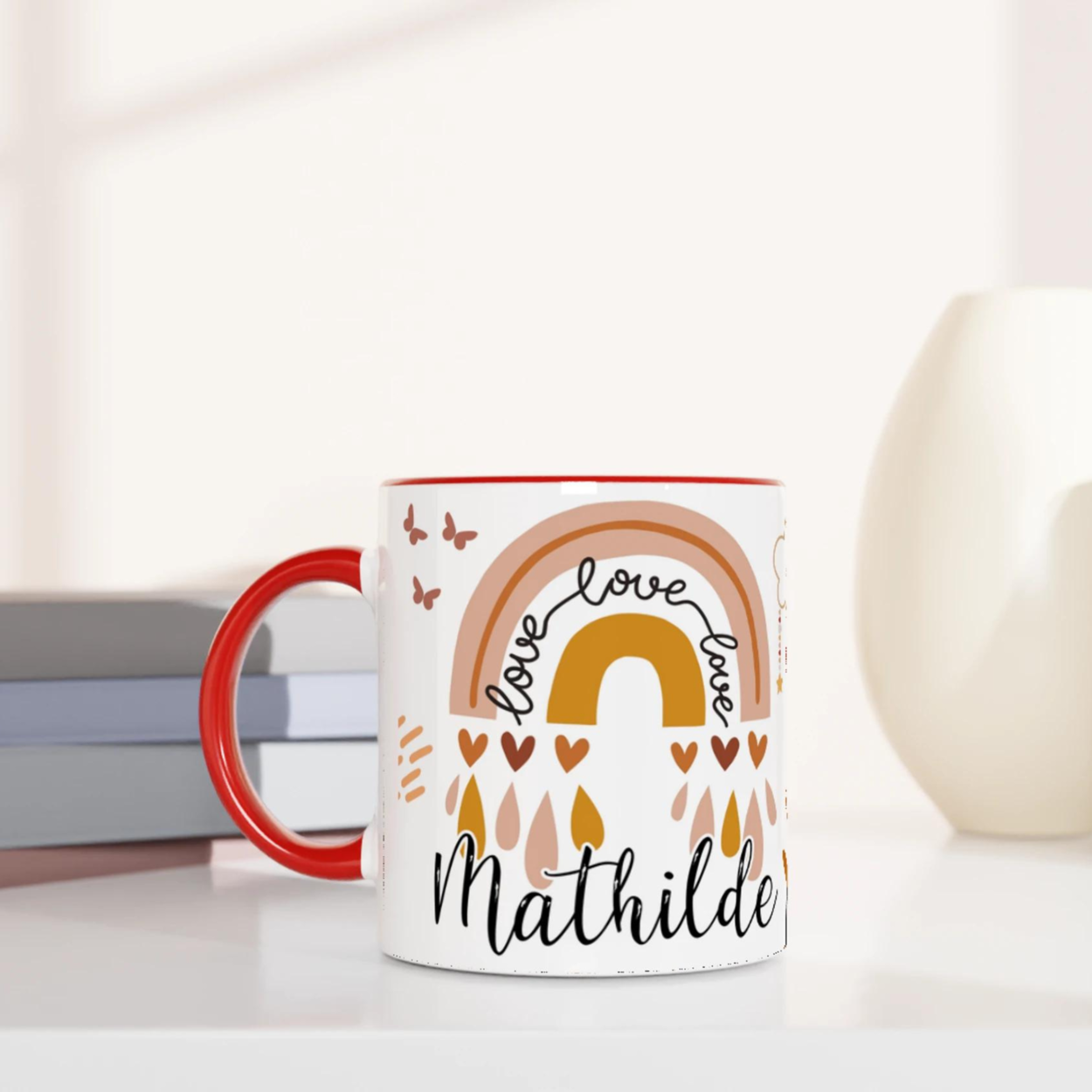 Mug personnalisé avec arc-en-ciel et cœurs chaleureux, intérieur rouge, parfait pour un cadeau vibrant et unique.