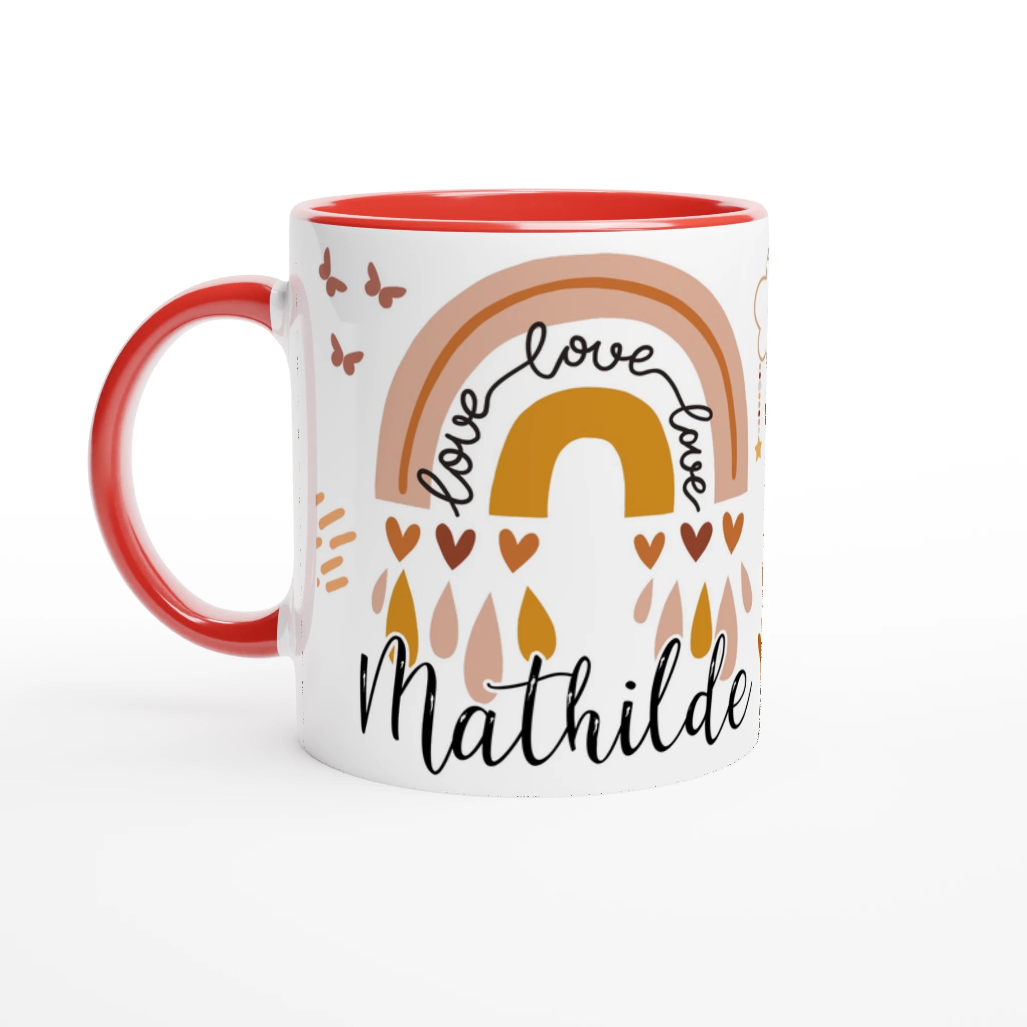 Mug personnalisé avec arc-en-ciel et cœurs chaleureux, intérieur rouge, parfait pour un cadeau vibrant et unique.