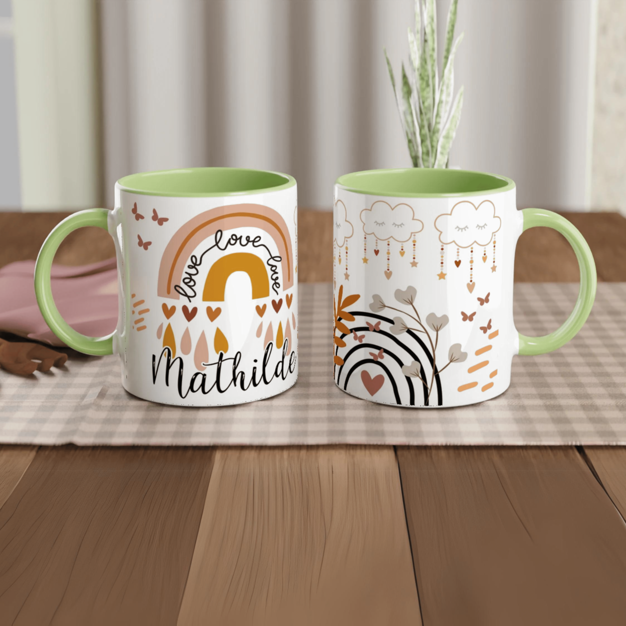 Tasse personnalisée avec éléments naturels et arc-en-ciel stylisé, intérieur vert, un cadeau apaisant et harmonieux.