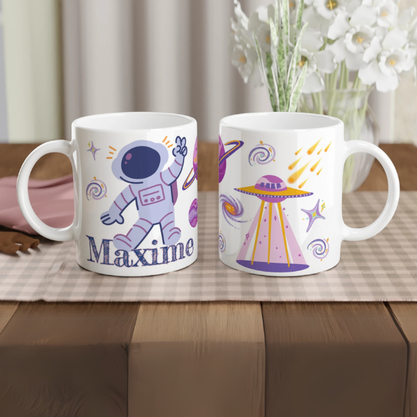 Mug personnalisé tout blanc avec illustration d’astronaute et soucoupe volante, un cadeau parfait pour les petits explorateurs de l’espace.