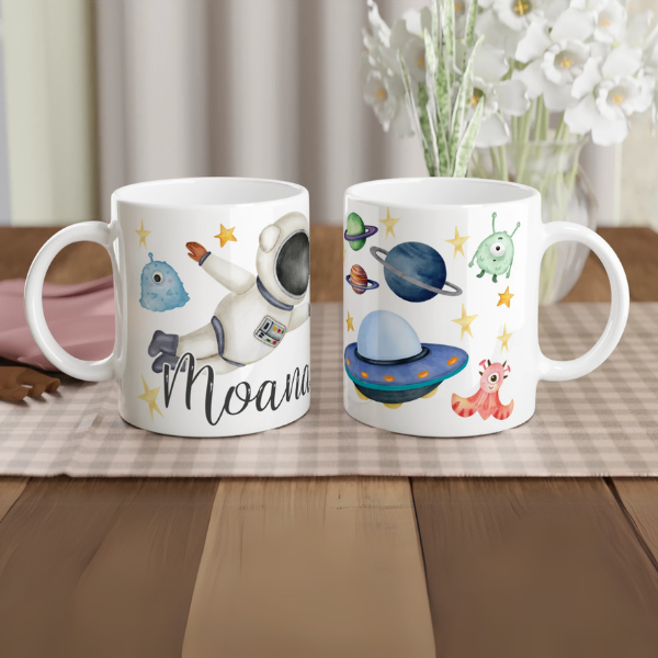 Mug personnalisé tout blanc avec astronaute flottant dans l’espace et extraterrestres, parfait pour un cadeau enfant original.