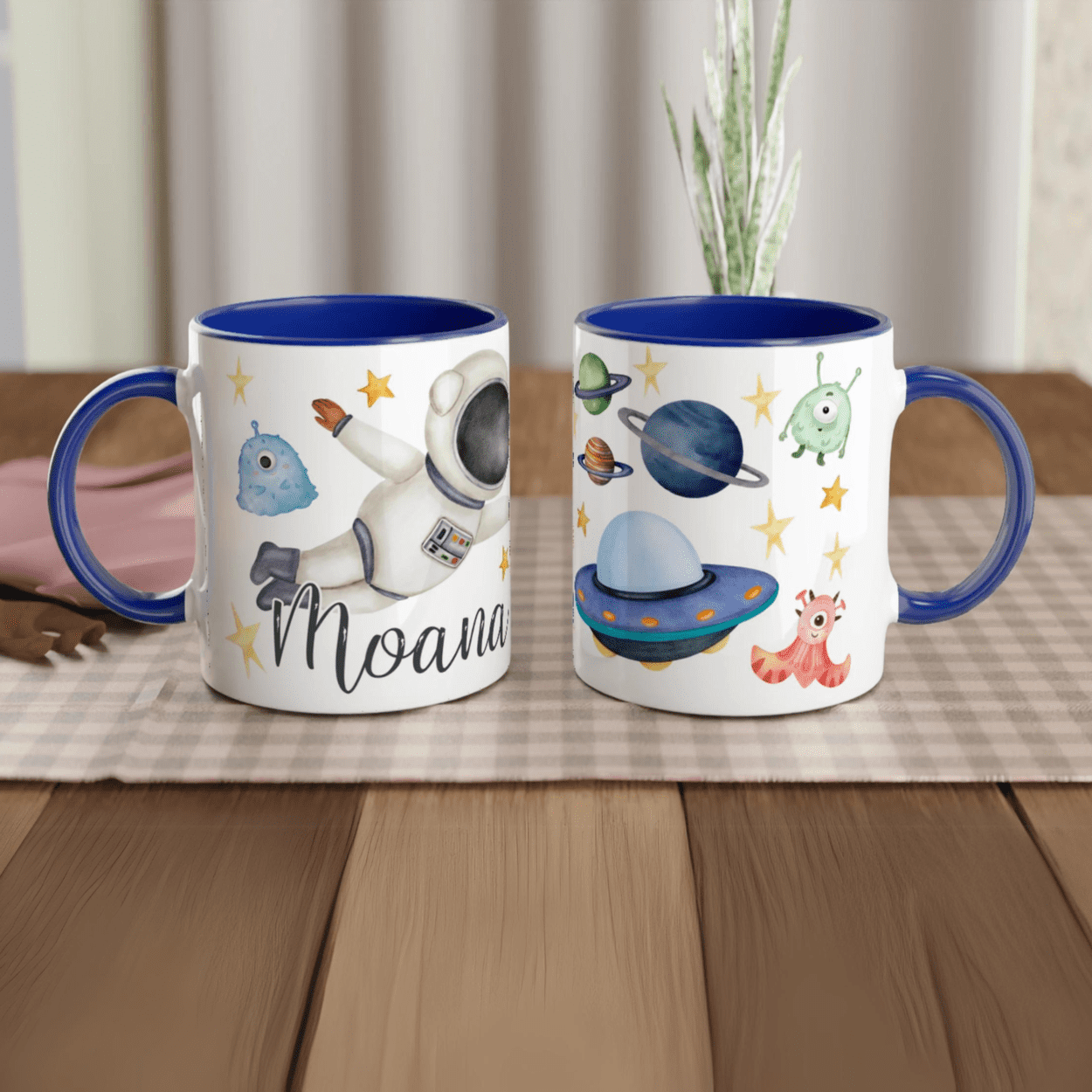 Mug personnalisé avec fusée et petits extraterrestres, intérieur bleu, idéal pour un petit passionné d’astronomie.