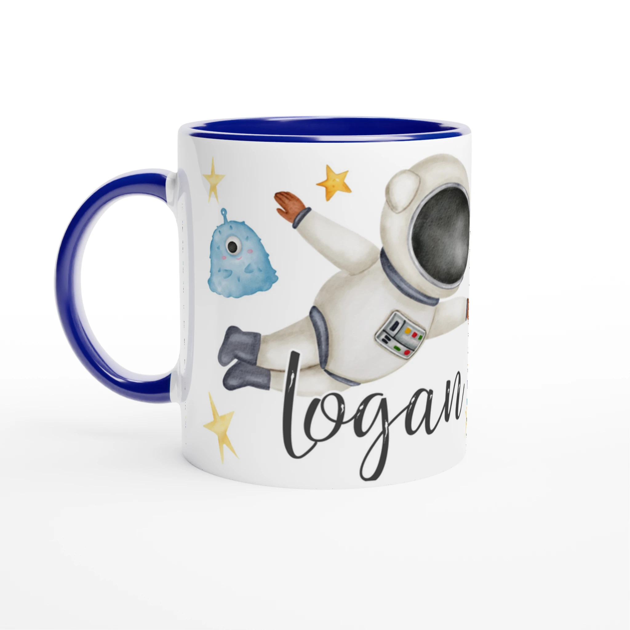 Mug personnalisé avec fusée et petits extraterrestres, intérieur bleu, idéal pour un petit passionné d’astronomie.