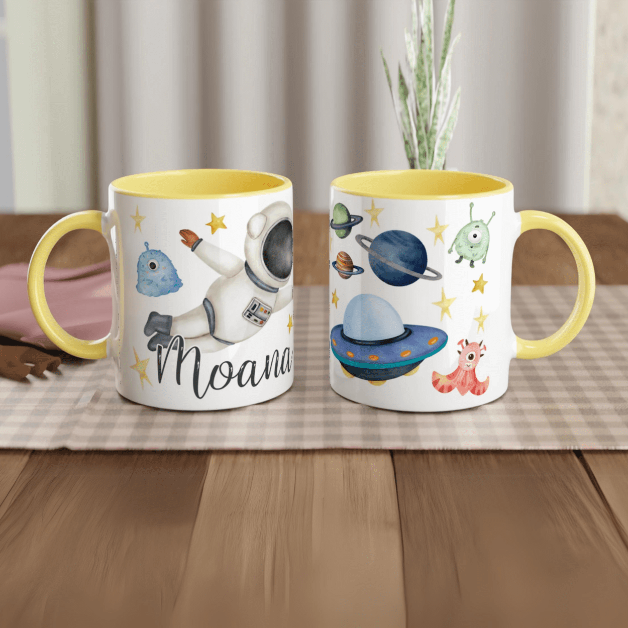 Mug personnalisé avec cosmonaute, soucoupe volante et étoiles, intérieur jaune, idéal pour un cadeau ludique et coloré.