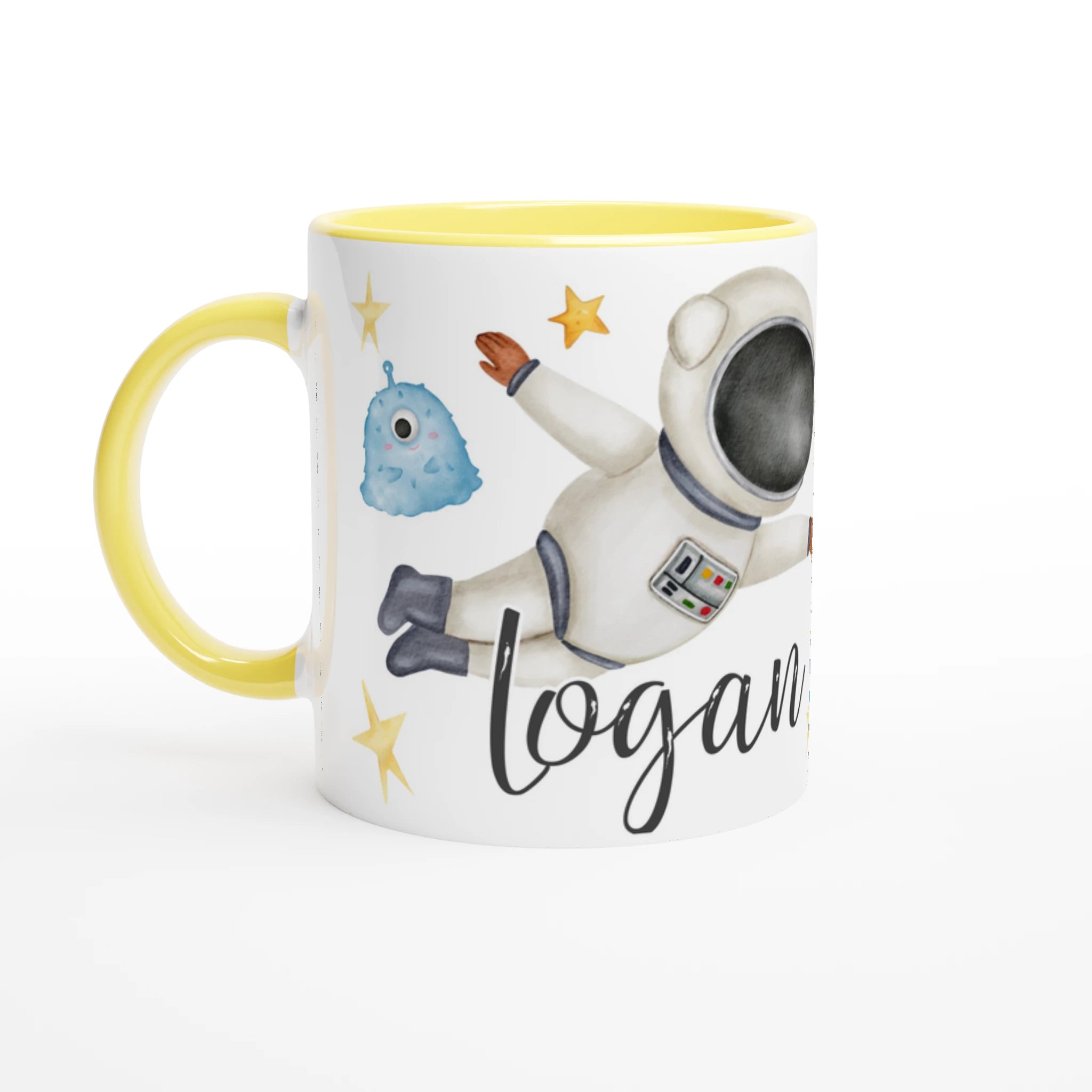 Mug personnalisé avec cosmonaute, soucoupe volante et étoiles, intérieur jaune, idéal pour un cadeau ludique et coloré.
