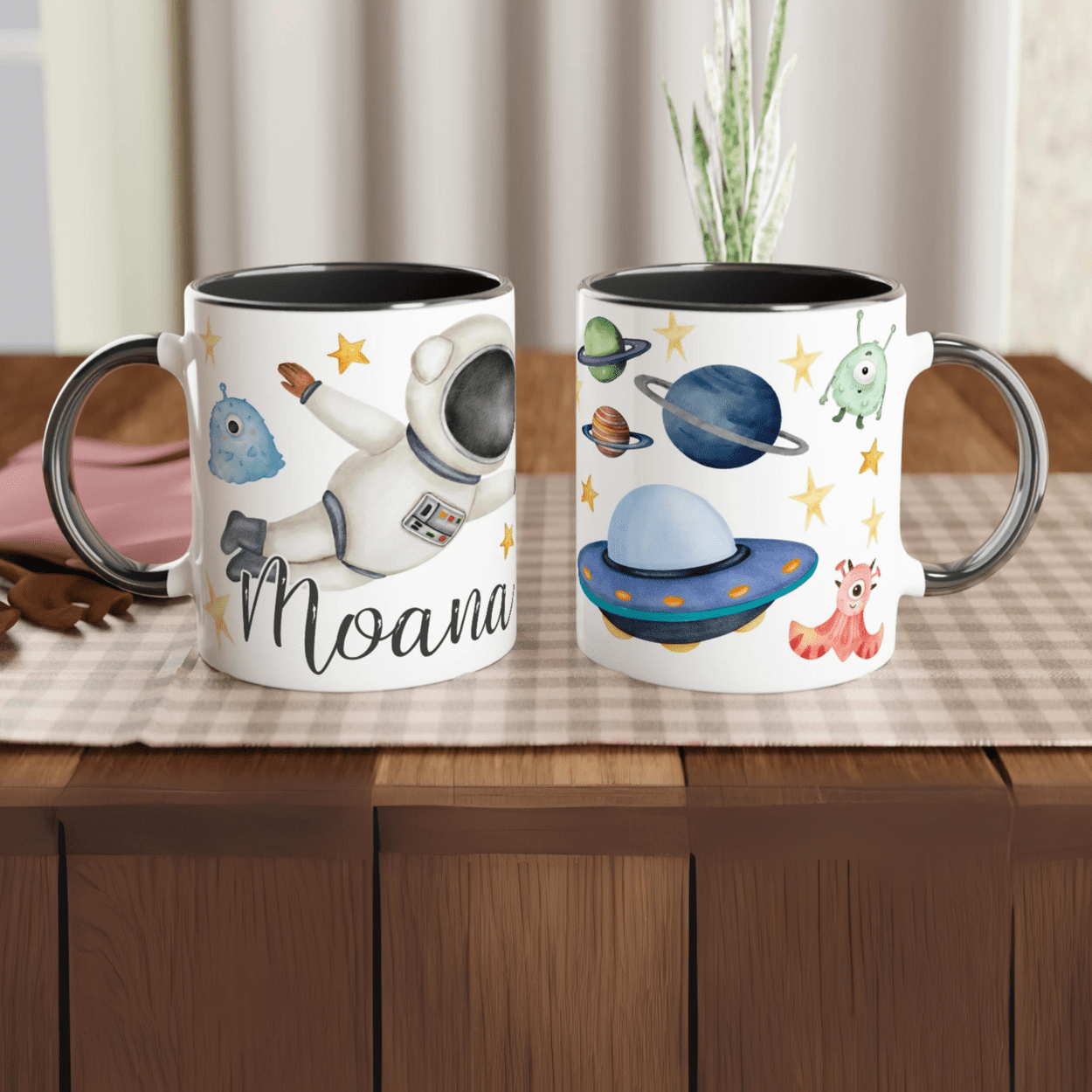 Mug personnalisé avec astronaute et soucoupe volante, intérieur noir, pour une touche élégante et mystérieuse.