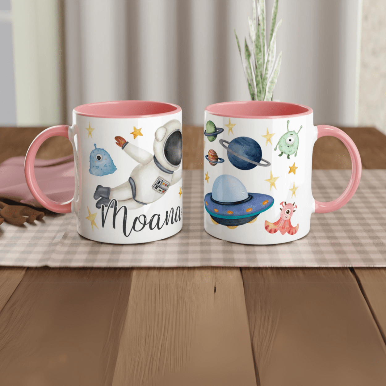 Tasse personnalisée avec explorateur spatial et planète Saturne, intérieur rose, parfaite pour un cadeau féerique.