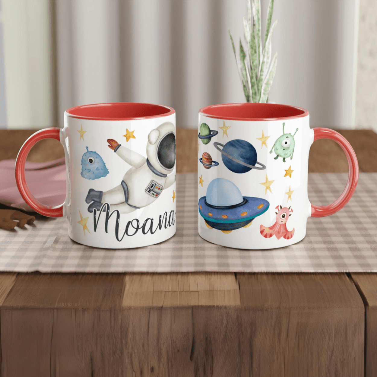 Mug personnalisé avec fusée et étoiles scintillantes, intérieur rouge, parfait pour un cadeau dynamique et unique.