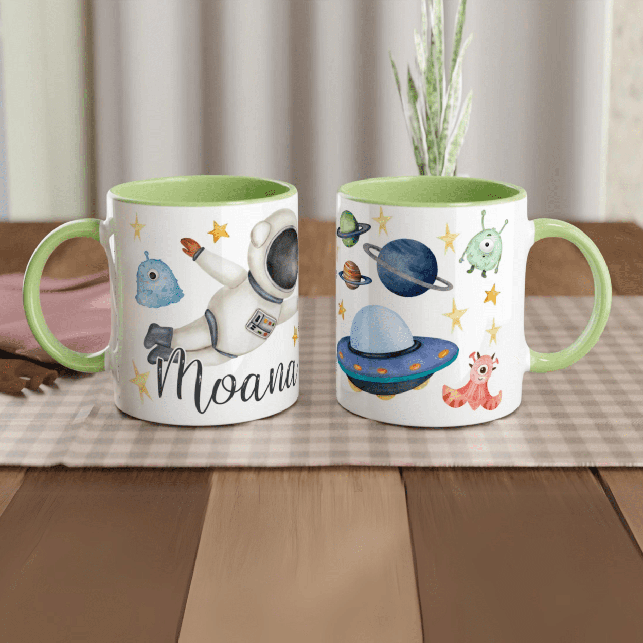 Tasse personnalisée avec dessin de cosmonaute et vaisseaux spatiaux, intérieur vert, un cadeau original et inspirant.