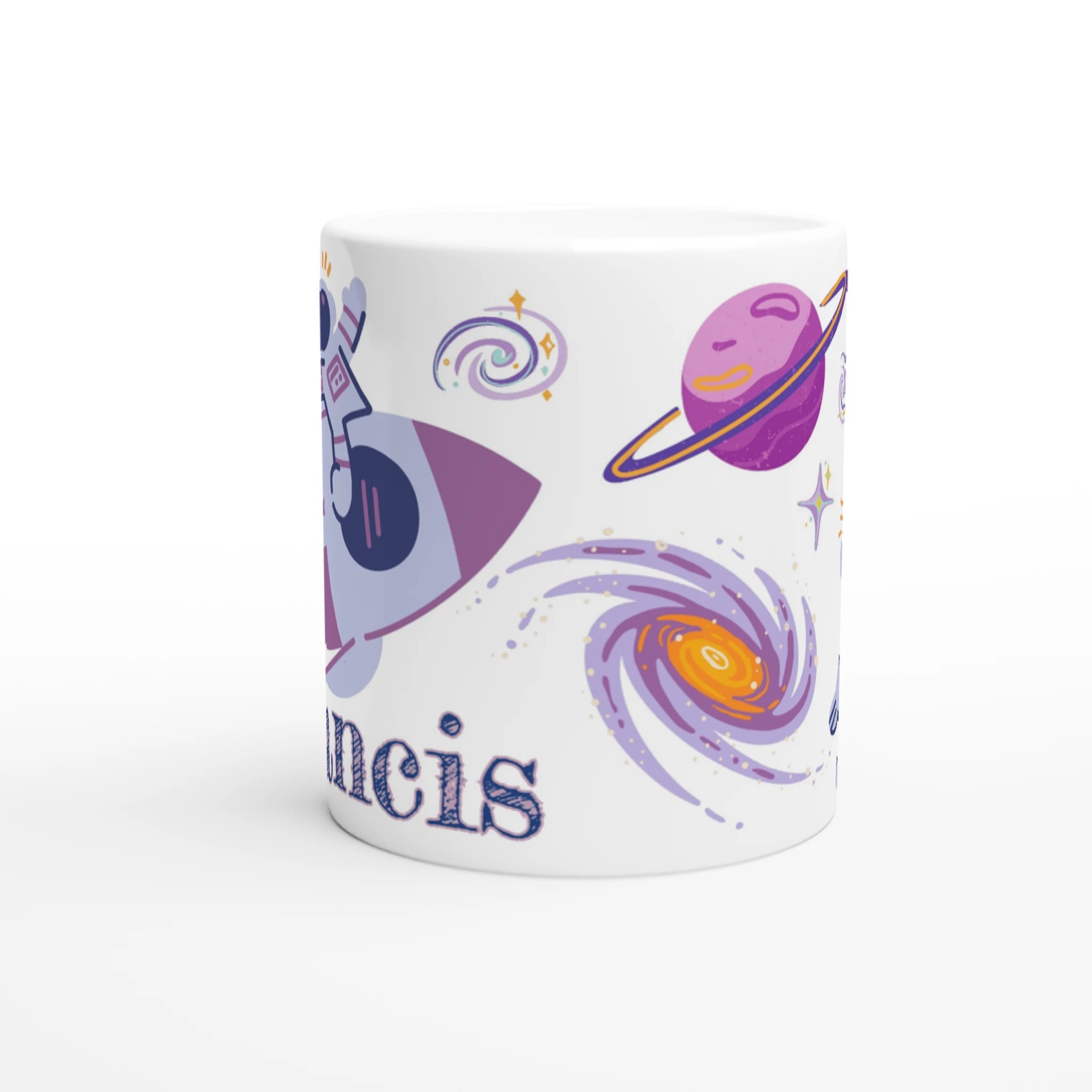 Mug personnalisé tout blanc avec illustration d’un astronaute sur une fusée dans l’espace, parfait pour un cadeau enfant original.