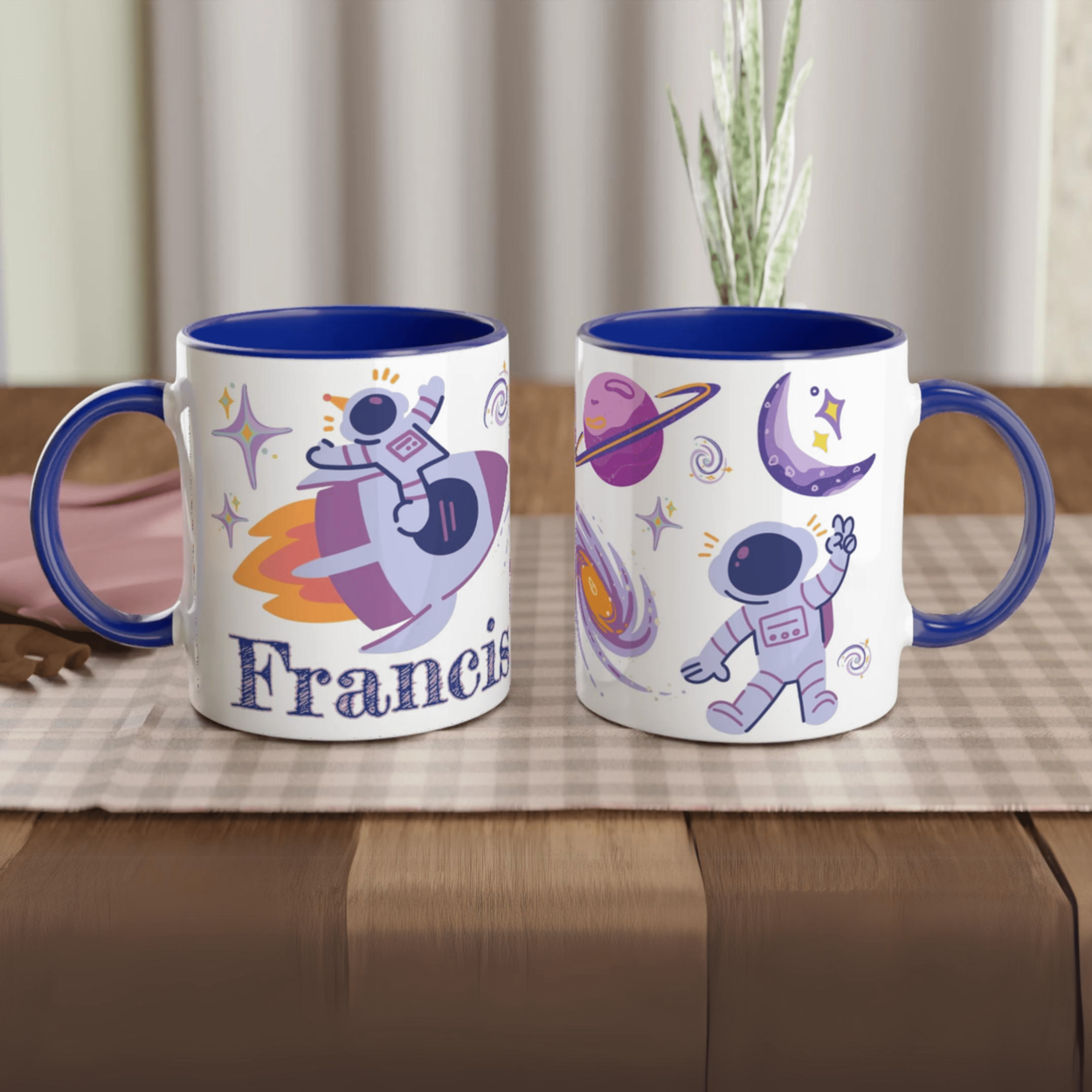 Mug personnalisé avec fusée et astronaute, intérieur bleu, idéal pour un petit passionné du cosmos.