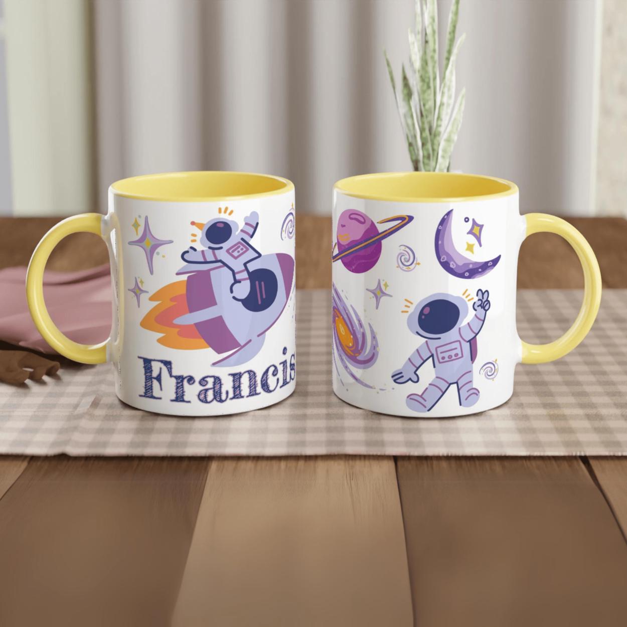 Mug personnalisé avec astronaute et fusée, intérieur jaune, idéal pour un cadeau coloré et inspirant.
