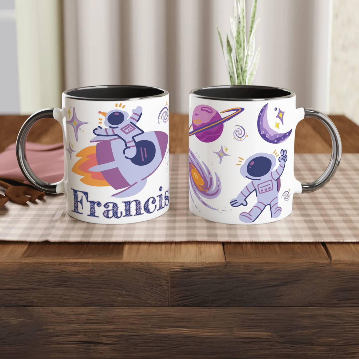 Mug personnalisé avec explorateur de l’espace et étoiles, intérieur noir, pour une touche élégante et futuriste.