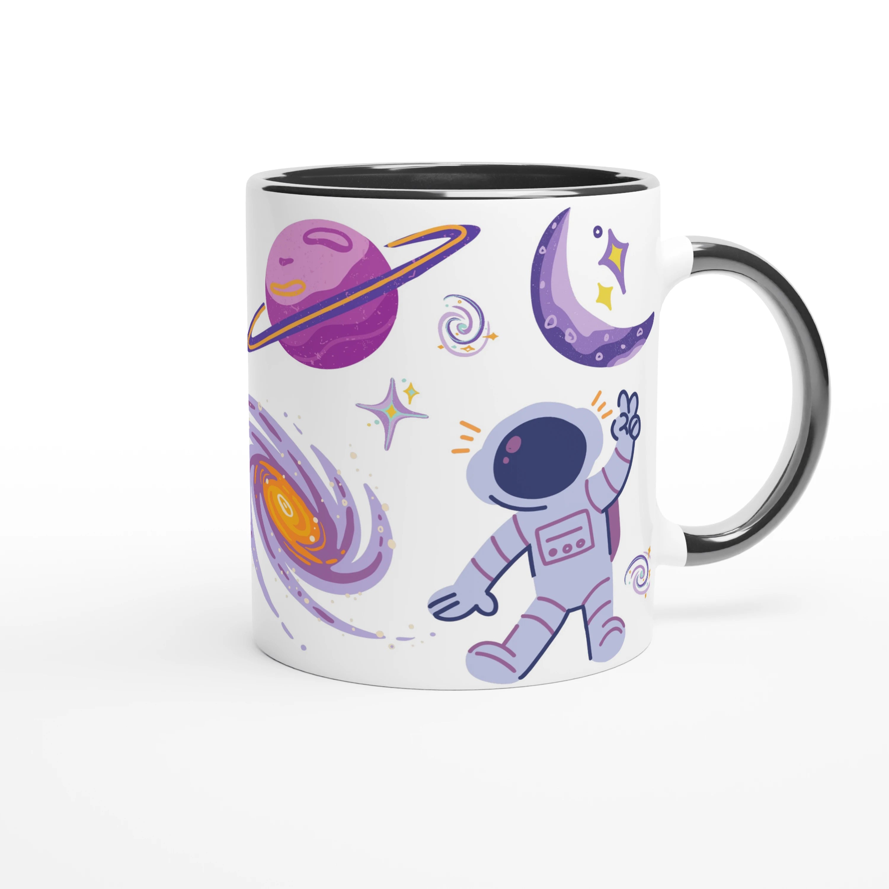 Mug personnalisé avec explorateur de l’espace et étoiles, intérieur noir, pour une touche élégante et futuriste.