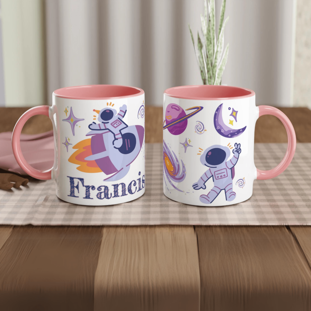 Tasse personnalisée avec cosmonaute et étoiles, intérieur rose, parfaite pour un cadeau féerique pour enfant.