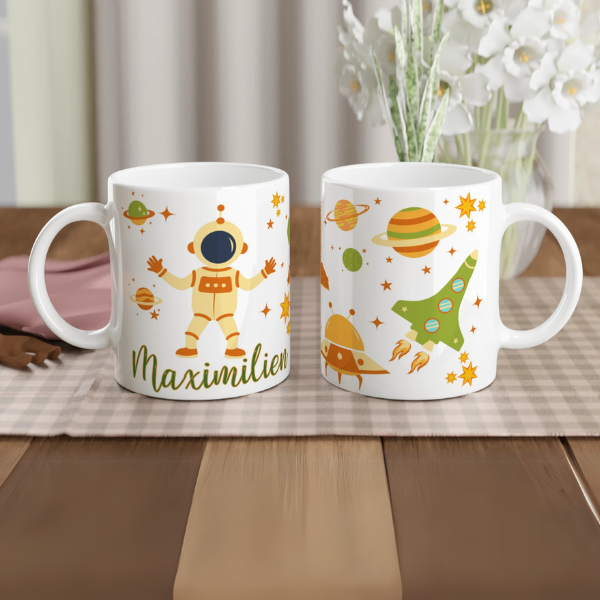 Mug personnalisé tout blanc avec astronaute et fusée entourés de planètes et étoiles, idéal pour un cadeau enfant original.
