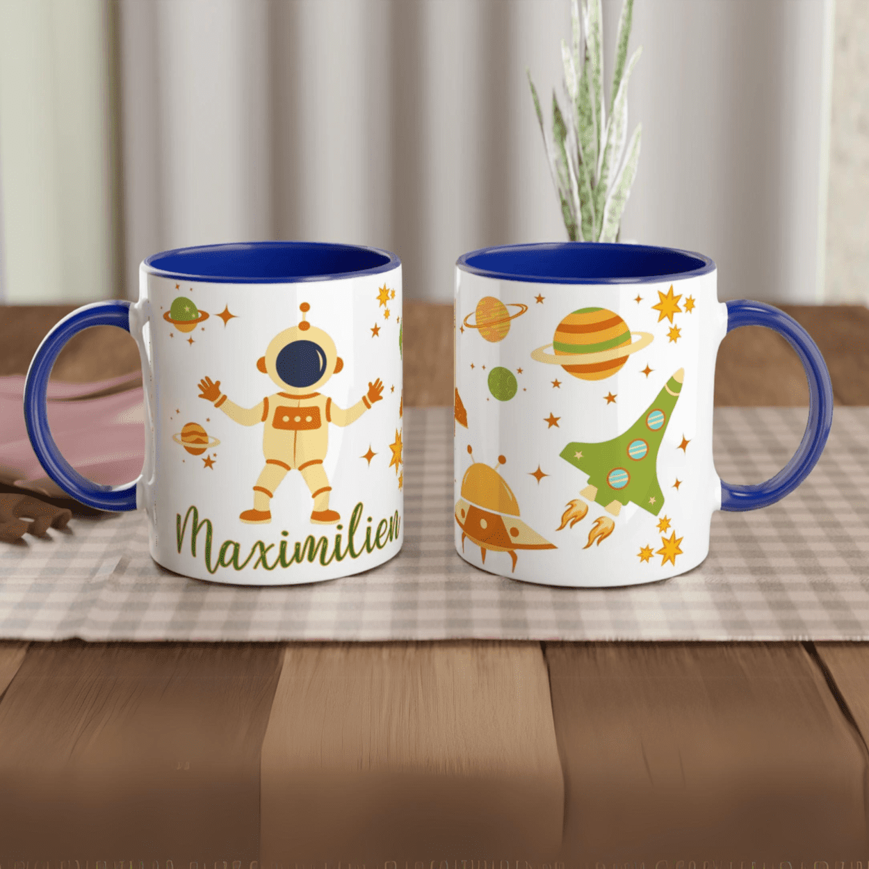 Mug personnalisé avec astronaute et étoiles filantes, intérieur bleu, idéal pour un petit passionné d’astronomie.