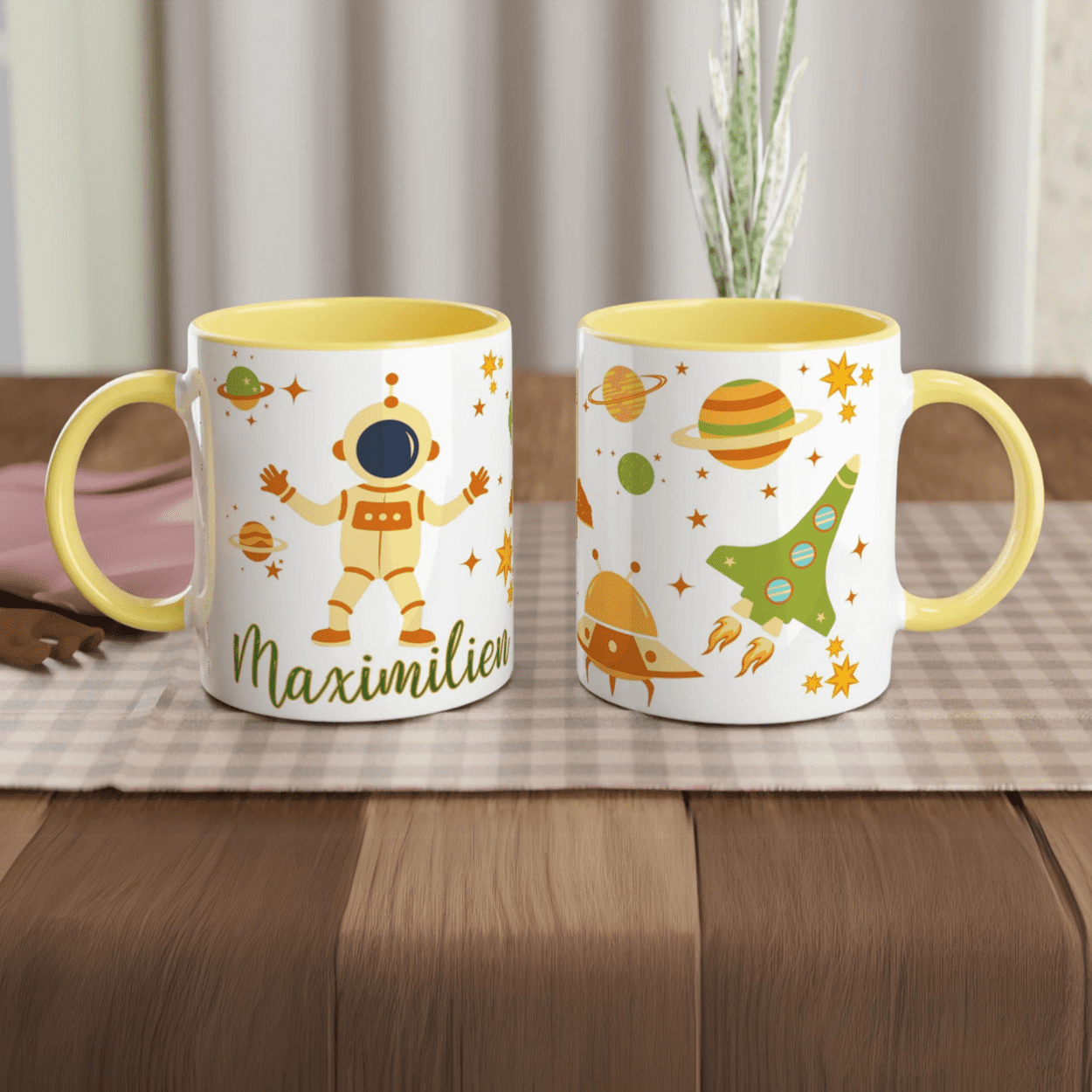 Mug personnalisé avec cosmonaute et vaisseaux spatiaux, intérieur jaune, parfait pour un cadeau coloré et inspirant.