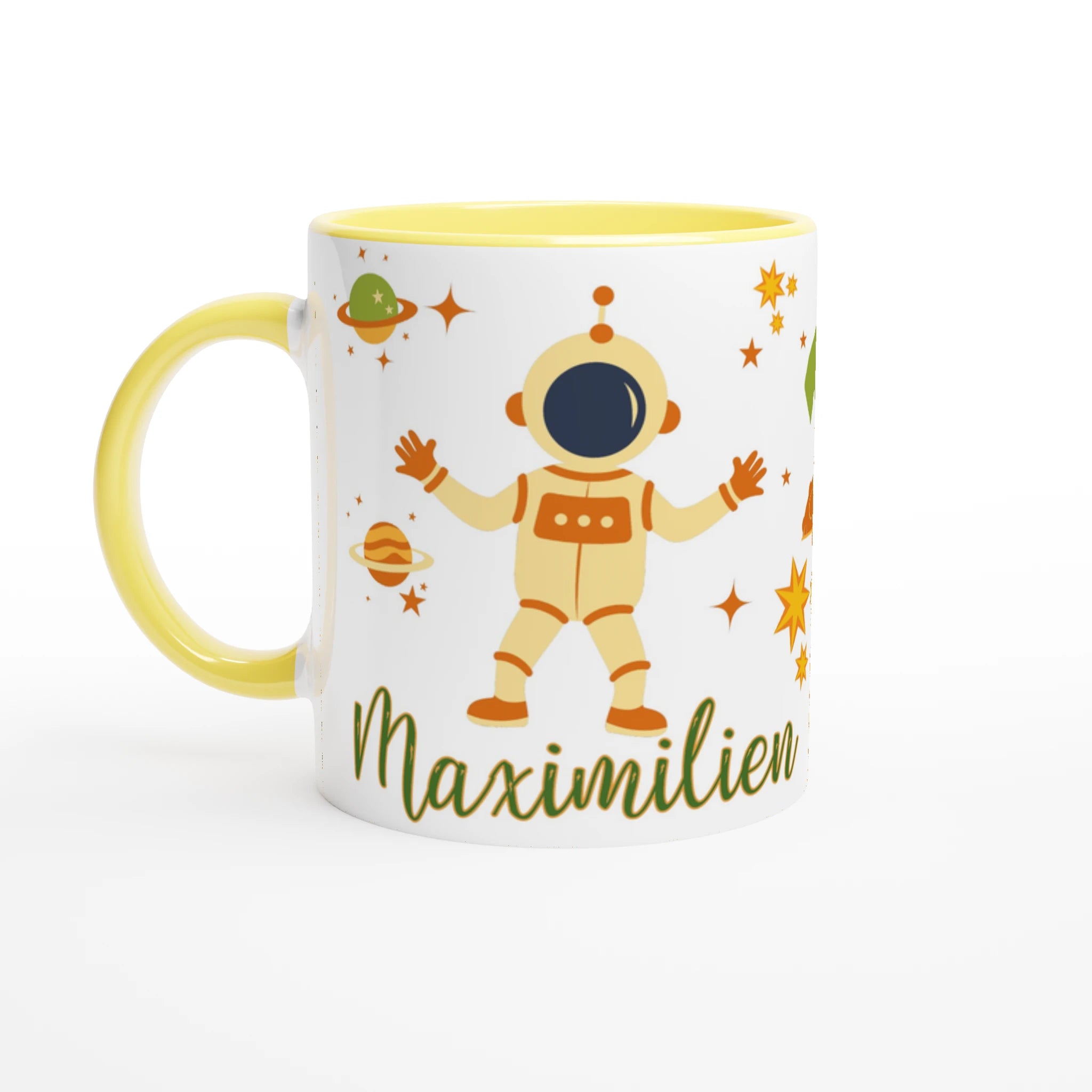 Mug personnalisé avec cosmonaute et vaisseaux spatiaux, intérieur jaune, parfait pour un cadeau coloré et inspirant.