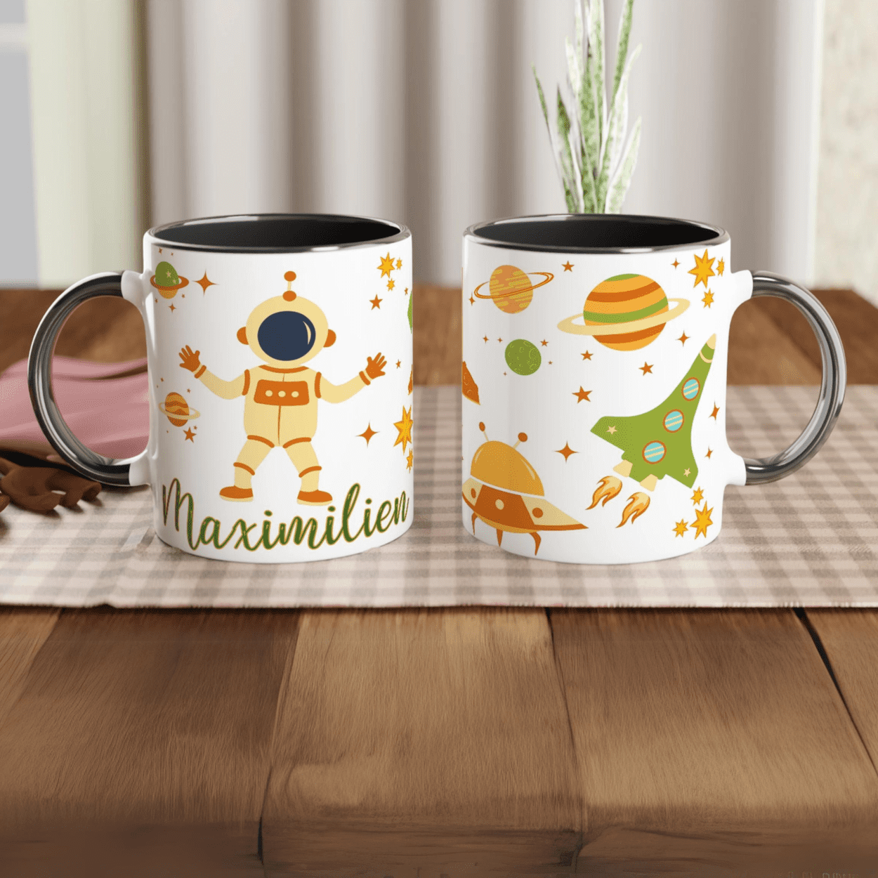 Mug personnalisé avec fusée et planète Saturne, intérieur noir, pour une touche élégante et mystérieuse.