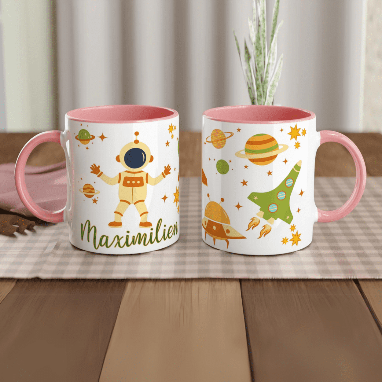 Tasse personnalisée avec explorateur de l’espace et étoiles, intérieur rose, idéale pour un cadeau féerique.