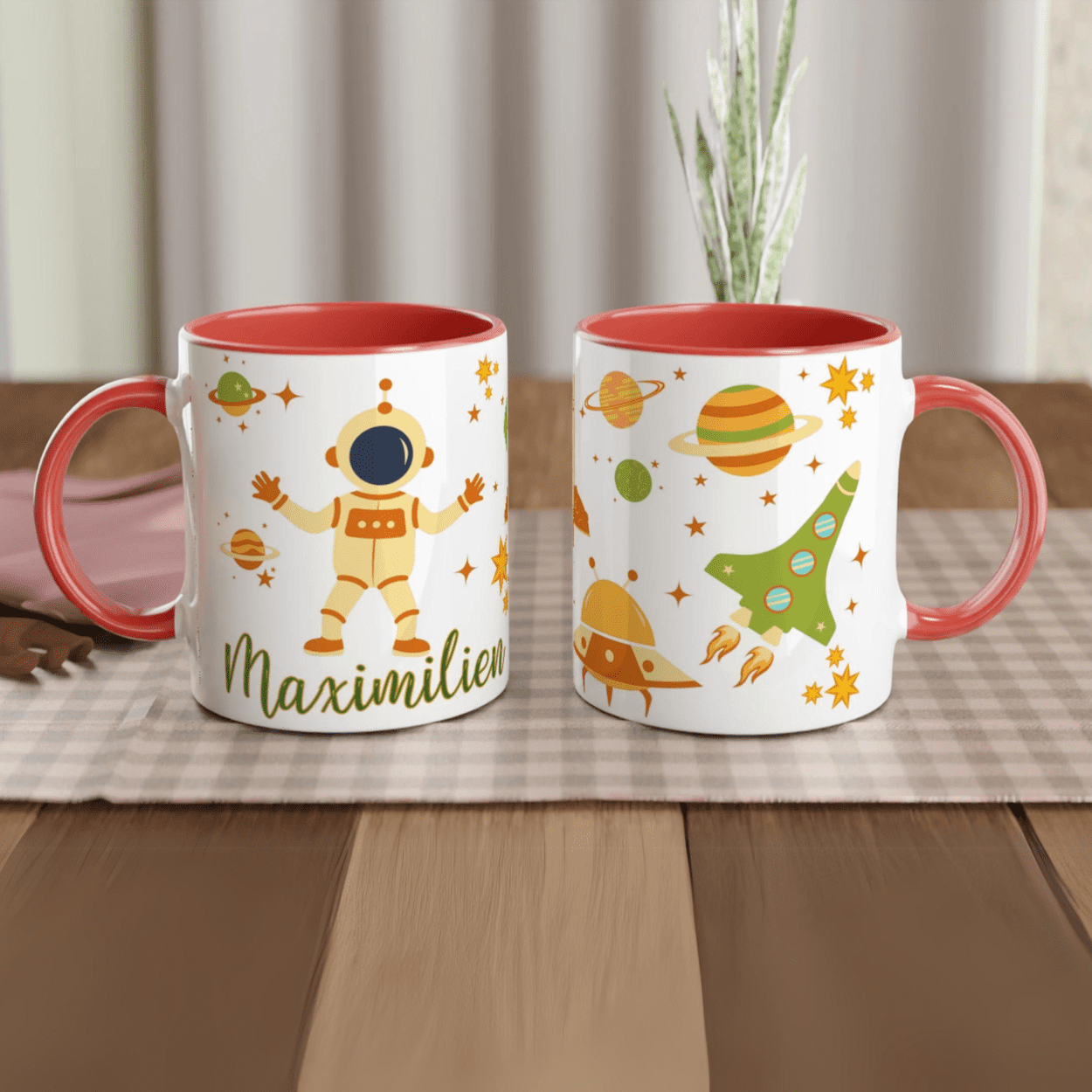 Mug personnalisé avec fusée et planètes colorées, intérieur rouge, parfait pour un cadeau dynamique et unique.
