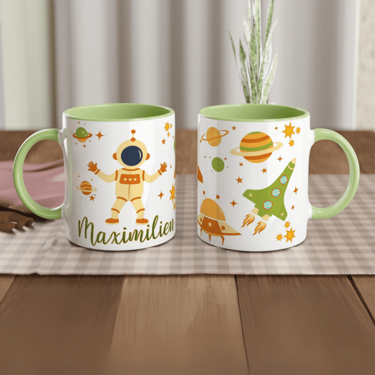 Tasse personnalisée avec cosmonaute et soucoupe volante, intérieur vert, un cadeau original et ludique.