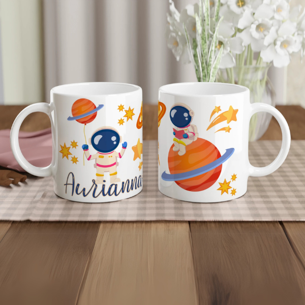 Mug personnalisé tout blanc avec astronaute flottant sur une planète, idéal pour un cadeau enfant original et ludique.