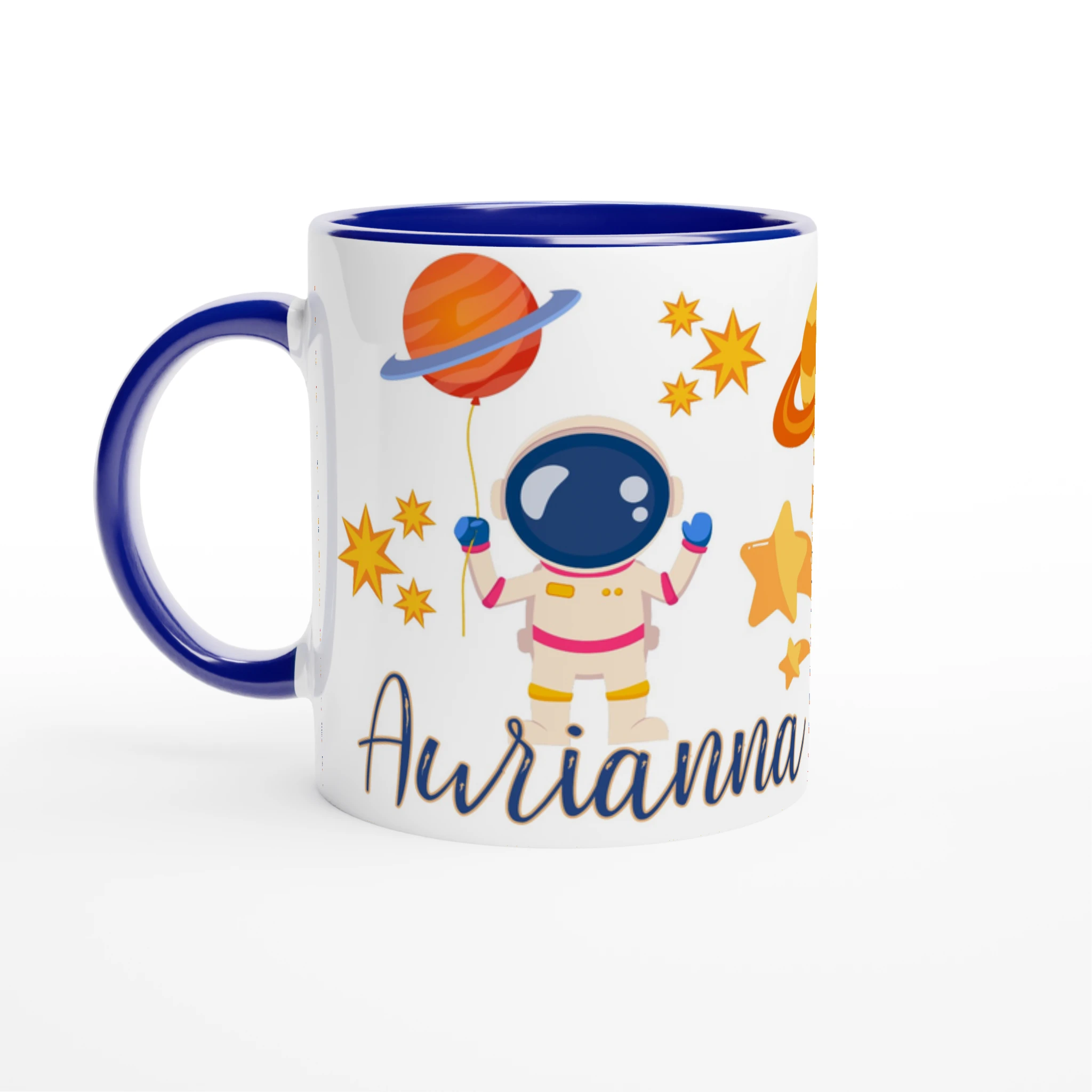 Mug personnalisé avec astronaute et planète en orbite, intérieur bleu, idéal pour un petit passionné du cosmos.