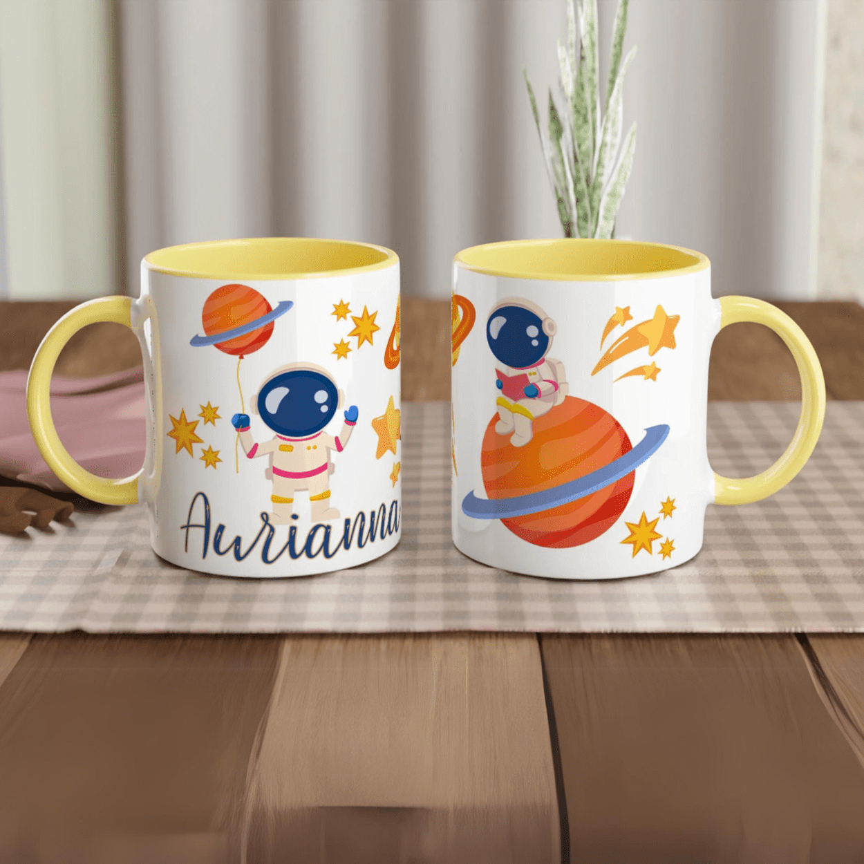 Mug personnalisé avec cosmonaute et étoiles filantes, intérieur jaune, parfait pour un cadeau joyeux et inspirant.