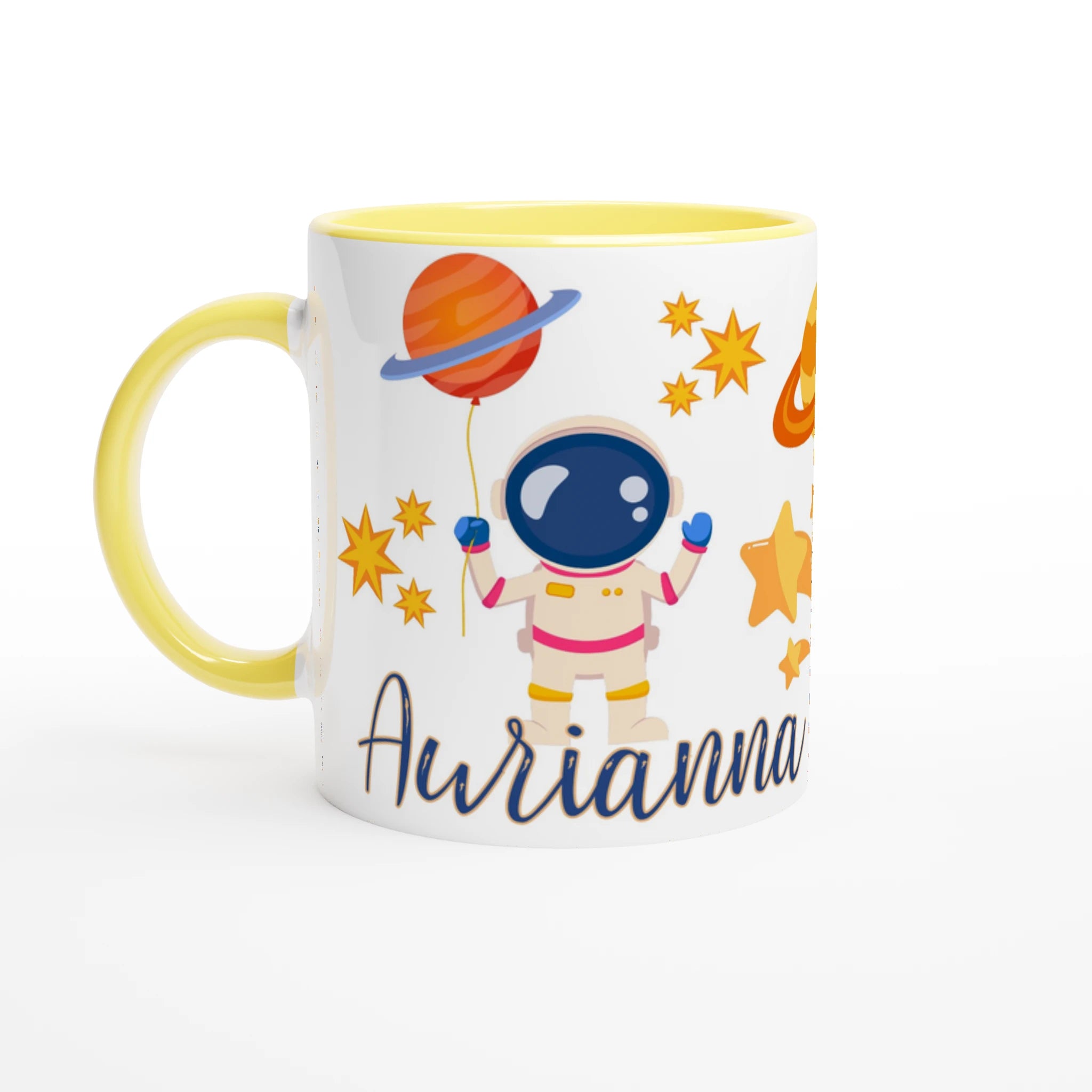 Mug personnalisé avec cosmonaute et étoiles filantes, intérieur jaune, parfait pour un cadeau joyeux et inspirant.
