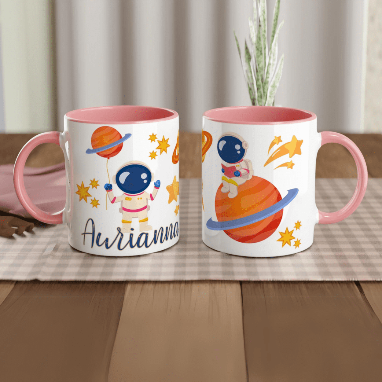 Tasse personnalisée avec petit astronaute et planète Saturne, intérieur rose, idéale pour un cadeau féerique.