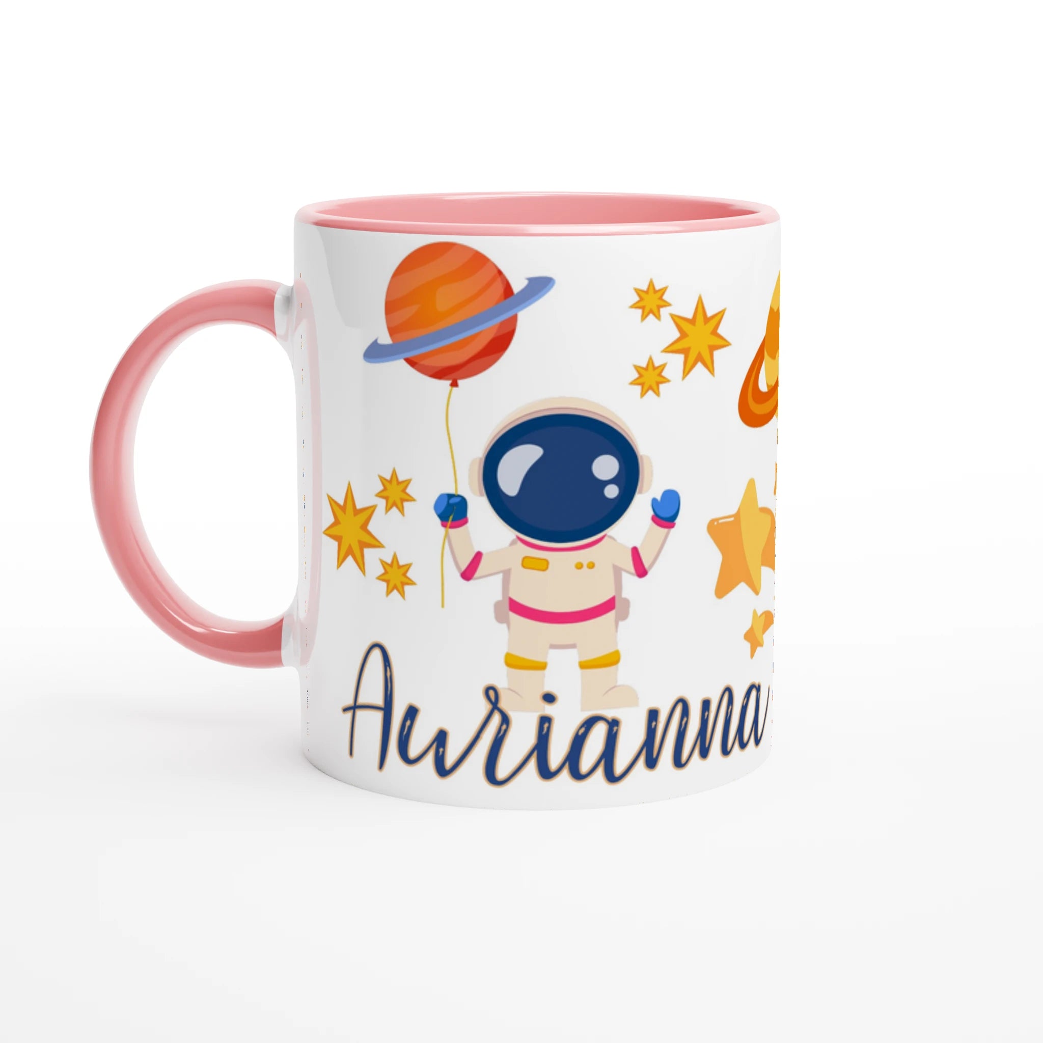 Tasse personnalisée avec petit astronaute et planète Saturne, intérieur rose, idéale pour un cadeau féerique.