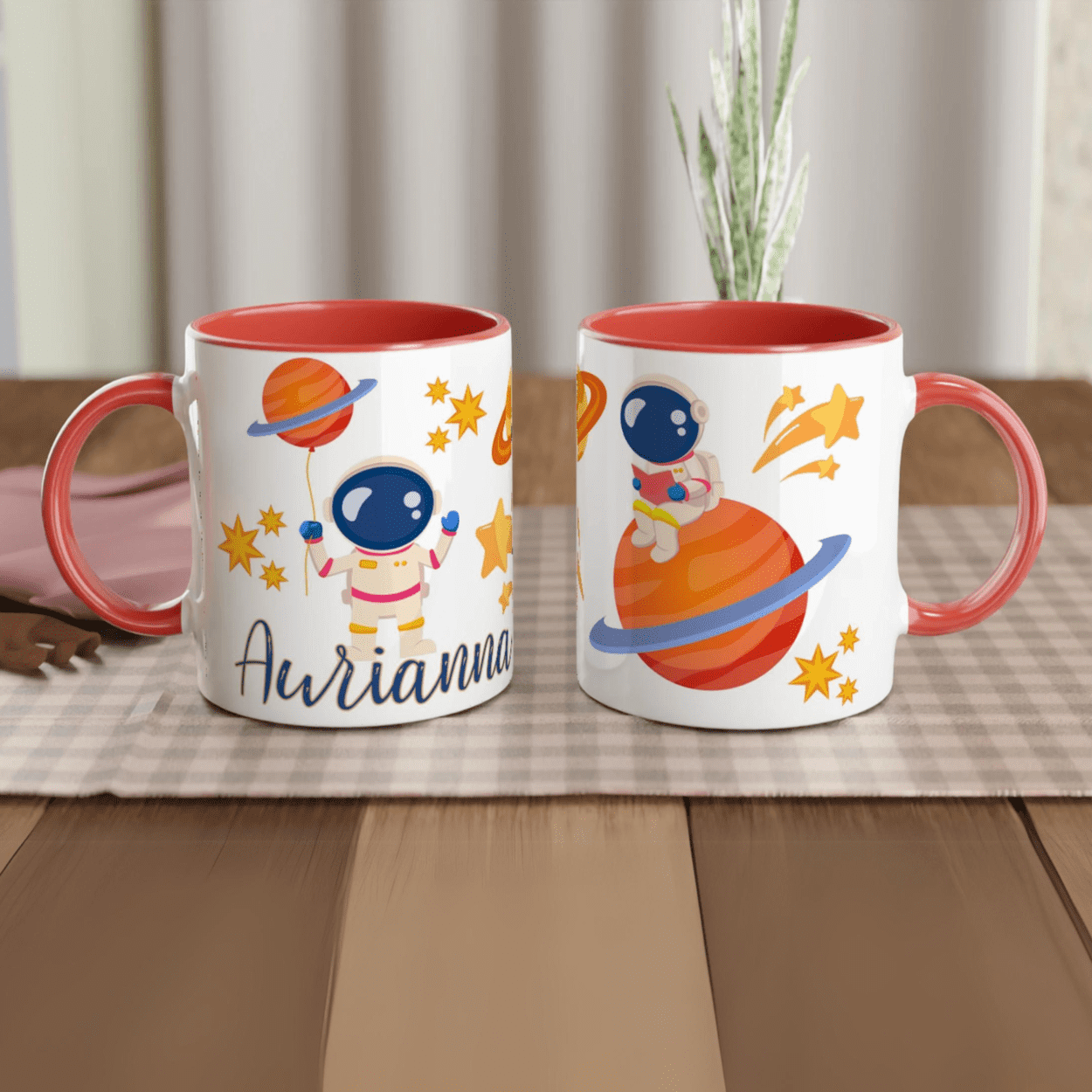 Mug personnalisé avec fusée et étoiles filantes, intérieur rouge, parfait pour un cadeau dynamique et unique.