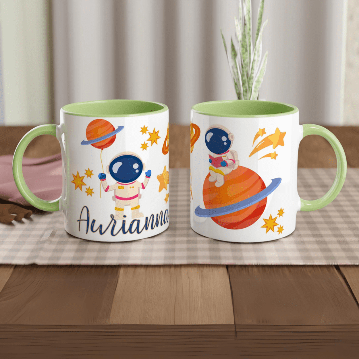 Tasse personnalisée avec dessin d’astronaute et étoiles scintillantes, intérieur vert, un cadeau original et apaisant.