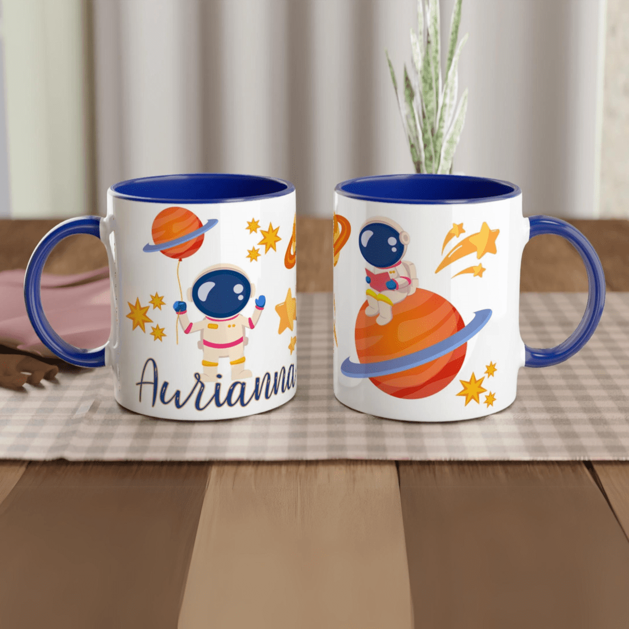Mug personnalisé avec astronaute et planète en orbite, intérieur bleu, idéal pour un petit passionné du cosmos.