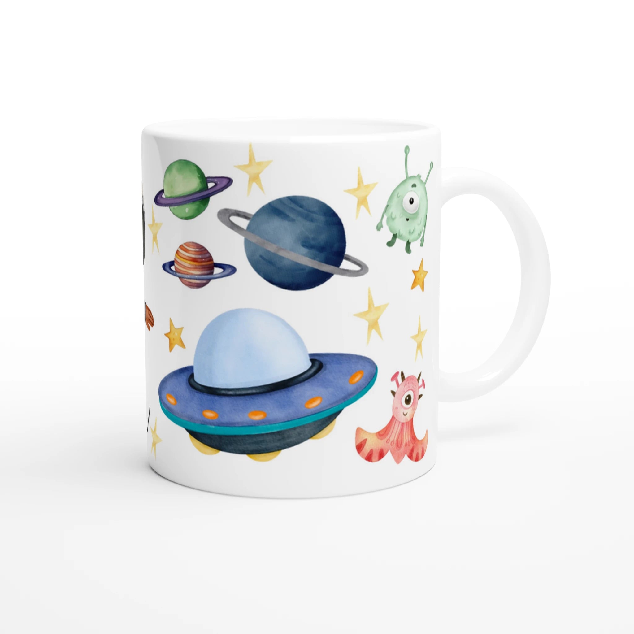 Mug personnalisé tout blanc avec astronaute flottant dans l’espace et extraterrestres, parfait pour un cadeau enfant original.